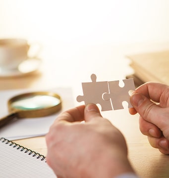 Teammitglied verbindet zwei Puzzleteile